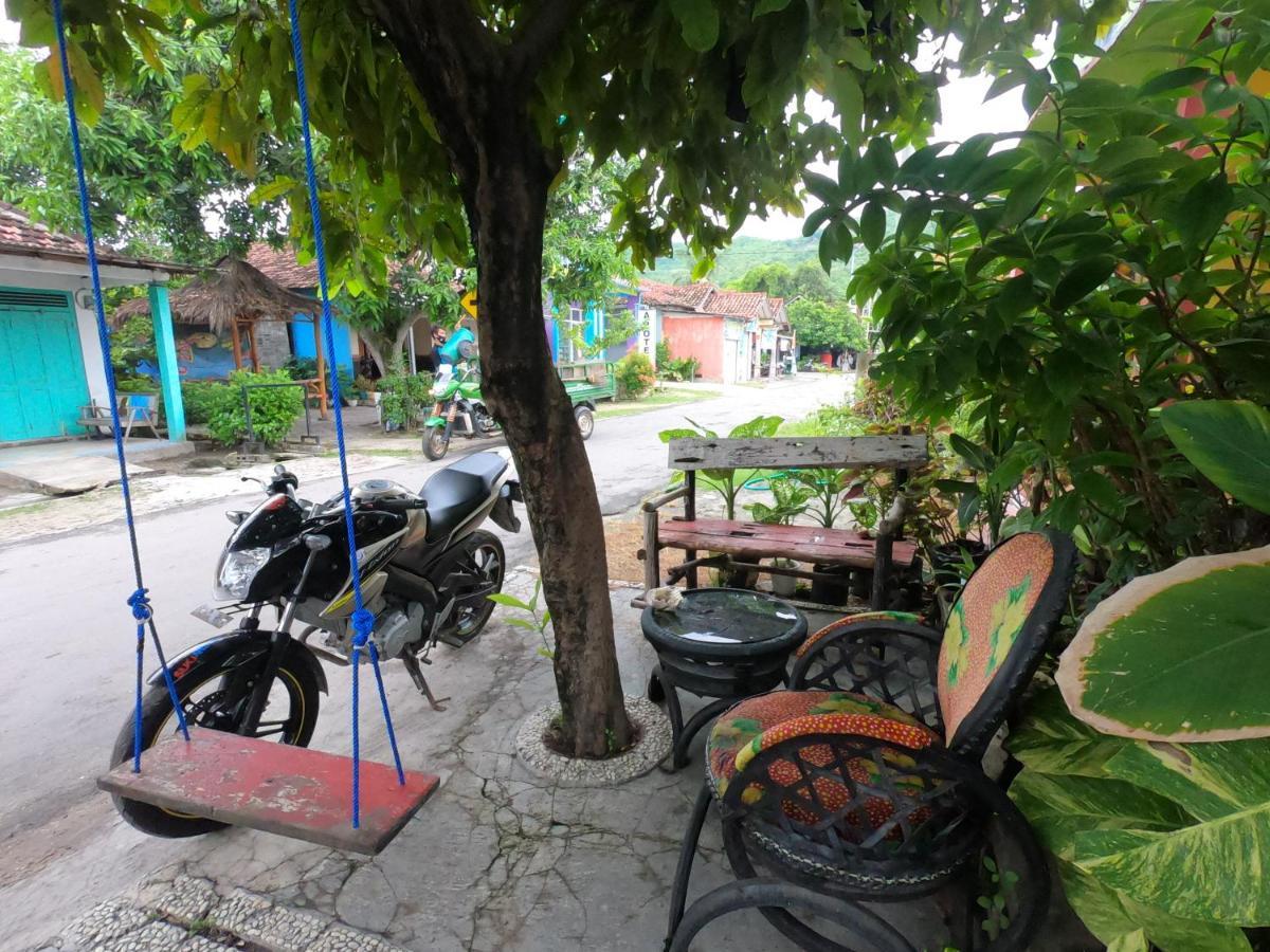 Owl Hostel Ilhas Karimunjava Exterior foto