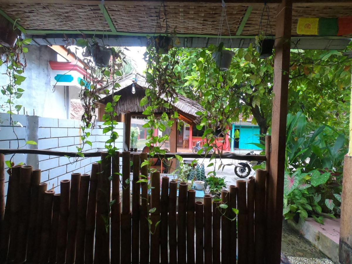 Owl Hostel Ilhas Karimunjava Exterior foto
